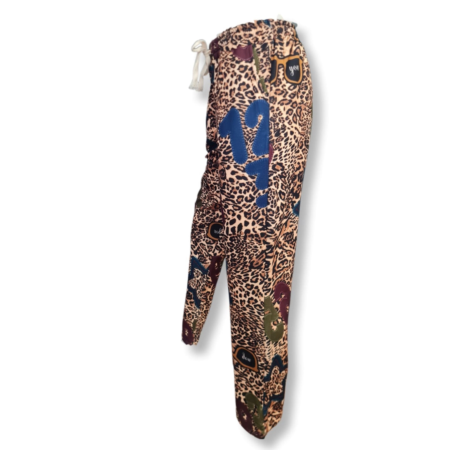 Fühlen Sie sich sportlich und elegant mit der Jogger Pant Leo-da Sole. Der breite Gummibund mit Kordel sorgt für bequemen Halt und die hochwertigen Materialien aus 76% Viskose, 21% Nylon und 3% Elasthan bieten Ihnen höchsten Tragekomfort. Ein Must-Have für jeden modischen Athleten!