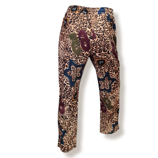 Fühlen Sie sich sportlich und elegant mit der Jogger Pant Leo-da Sole. Der breite Gummibund mit Kordel sorgt für bequemen Halt und die hochwertigen Materialien aus 76% Viskose, 21% Nylon und 3% Elasthan bieten Ihnen höchsten Tragekomfort. Ein Must-Have für jeden modischen Athleten! Hinteransicht.