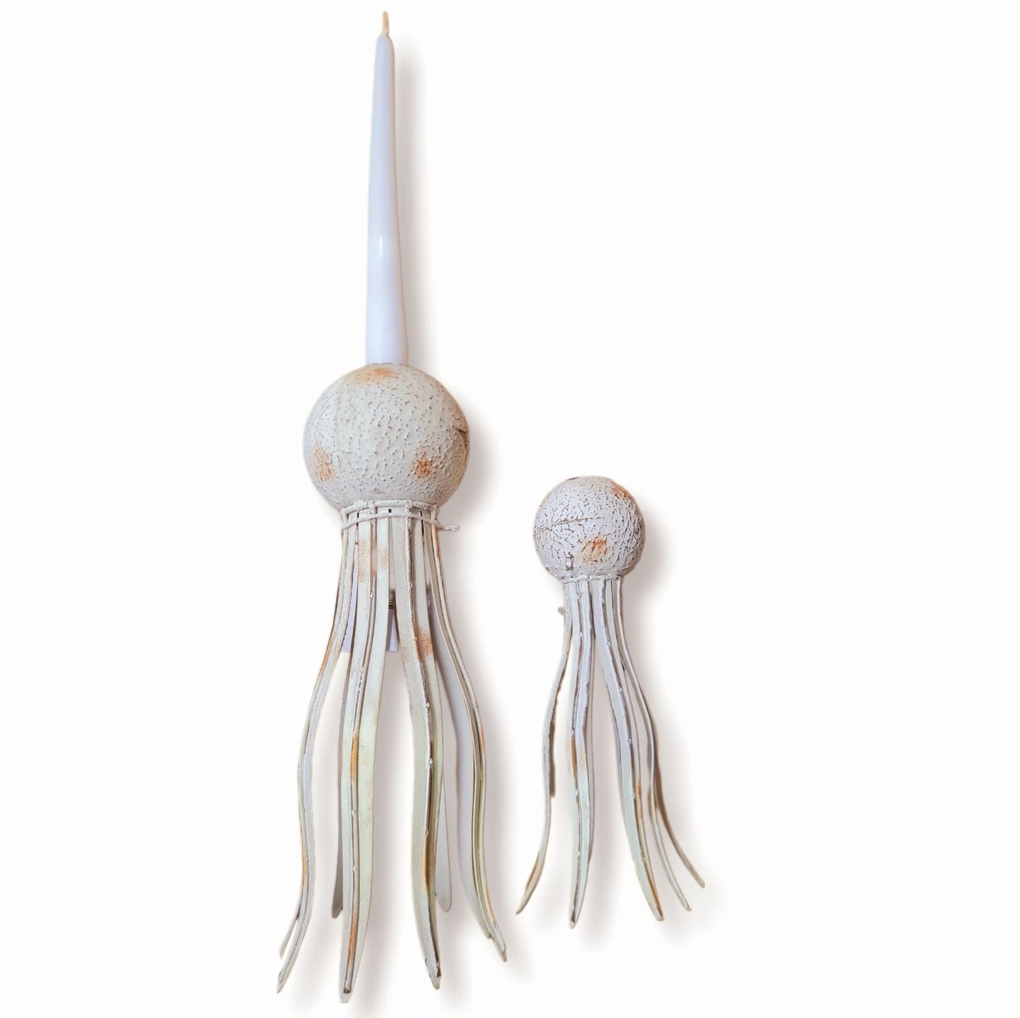 Entdecken Sie eine einzigartige Möglichkeit, Ihre Kerzen stilvoll zu präsentieren. Der Kerzenhalter Oktopus, mit einer Höhe von 28 cm, ist aus Metall in der klassischen Farbe Creme Weiß gefertigt. Der perfekte Begleiter für entspannte Abende oder besondere Anlässe. Kerzenhalter groß und klein mit einer Kerze beim Großen Halter.