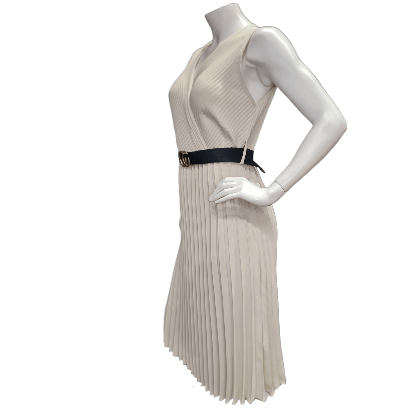 Farbe Beige und in schöner Plisierung. Mit schwarzen Gürtel und überschnittenen Schultern.