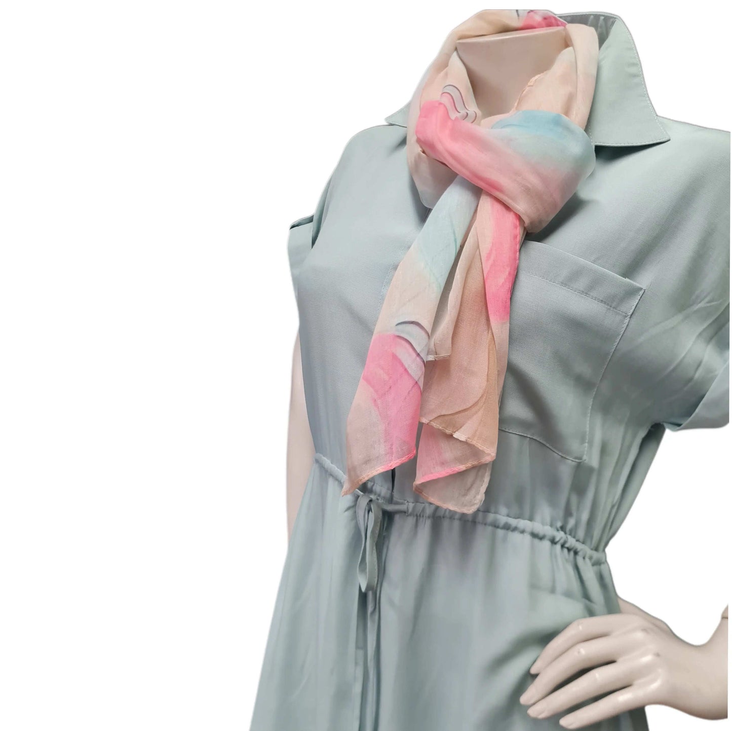 Hemdblusenkleid in der Farbe Mint mit kurzen Krempelärmel und Knopfleiste. Verstellbaren Tailienzug und seitlichen Schlitz in Maxilänge. Kombiniert mit passenden Schal in den Farben Lachs und Mint.