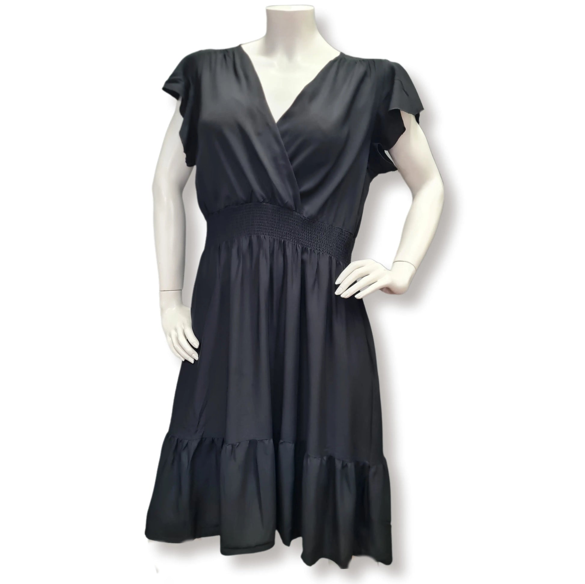 Sommerkleid in Schwarz mit Tailienbund und kurzen Flügelärmel. Bis Knielänge.