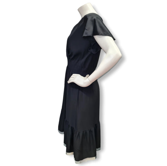 Sommerkleid in Schwarz mit Tailienbund und kurzen Flügelärmel. Bis Knielänge. Mit V-Ausschnitt