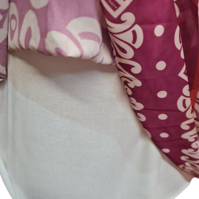 Alice in Beere ein kleid in Wickeloptik. Mit V-Ausschnitt und Gürtel. Der Alloverprintdruck ist in Ornamentenverzierung mit Bordürendruck. Lange Ärmel und Midlänge. Hier sieht man das Innenleben bzw. Futterstoff