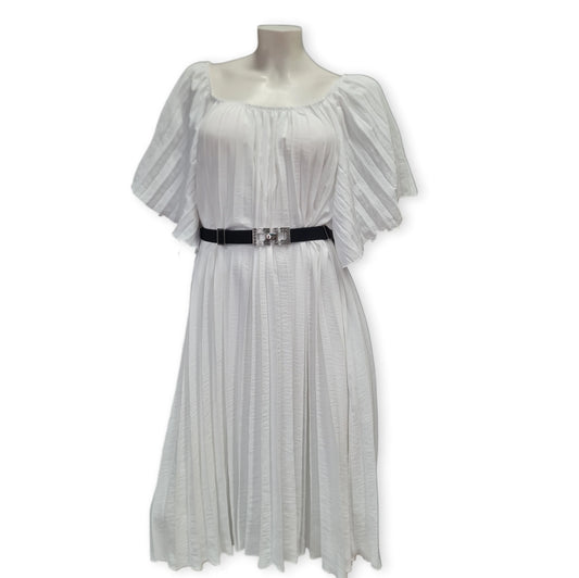 Ein Traum in Weiss. Plisiert mit Rundhals oder Carmen tragbar. Mit Flügelärmel und in Knielänge