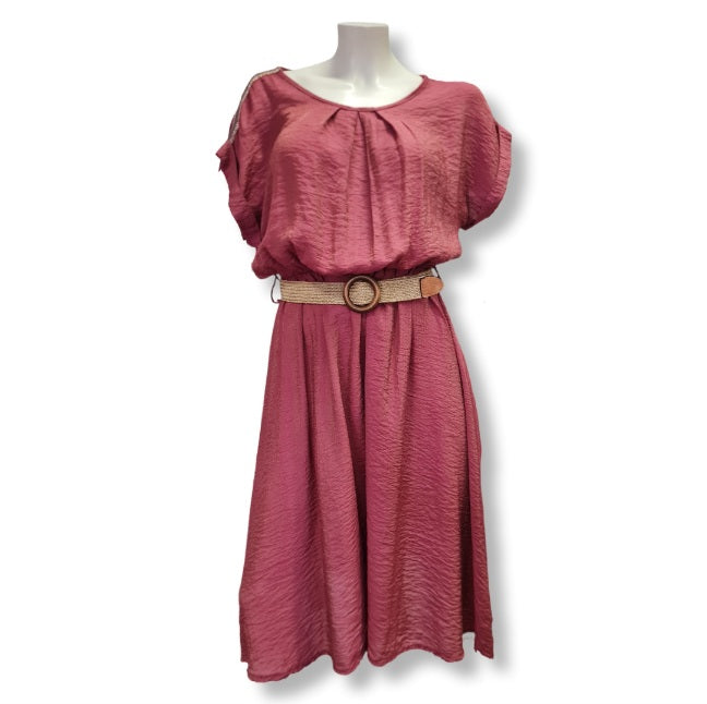 Blusenkleid mit der Trendfarbe Beere. Tailiengürtel in hellen Bast. Mit Ärmelkrempel und Schulterbordüre.
