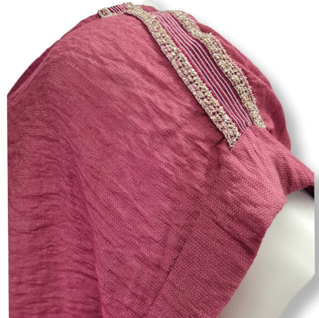 Blusenkleid mit der Trendfarbe Beere. Tailiengürtel in hellen Bast. Mit Ärmelkrempel und Schulterbordüre.
Hier sehen Sie Schulterbordüre.