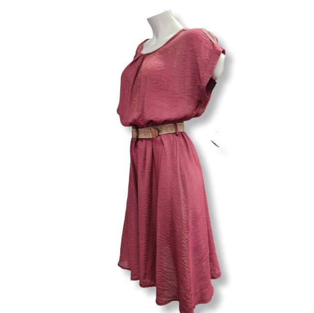 Blusenkleid mit der Trendfarbe Beere. Tailiengürtel in hellen Bast. Mit Ärmelkrempel und Schulterbordüre.