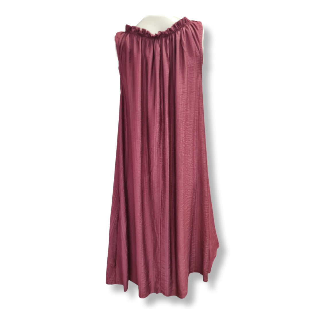 Blusenkleid mit der Trendfarbe Beere. Tailiengürtel in hellen Bast. Mit Ärmelkrempel und Schulterbordüre.