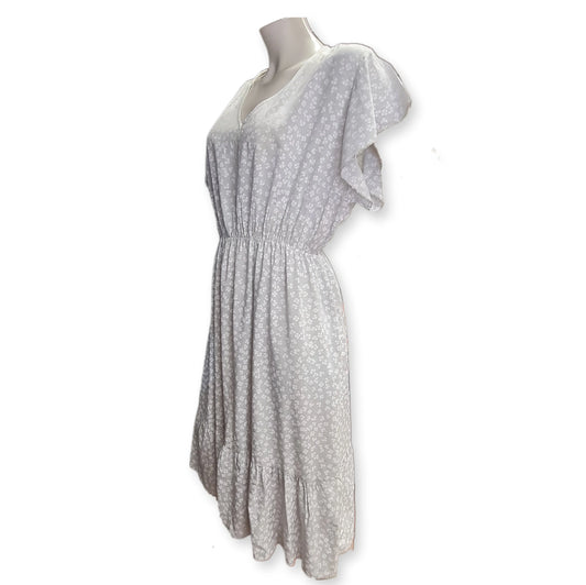 Superleichtes Viskosekleid in der Farbe hellgrau mit weißen Kleeblattdruck. V-Ausschnitt und Tailienbund. Mit Volantsaumabschluss.