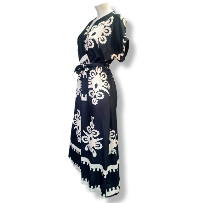 Ein Megaschönes Maxikleid in Schwarz Weiss Look . Offsetdruck mit Großplakativ Ornamentdruck. Mit Gürtel