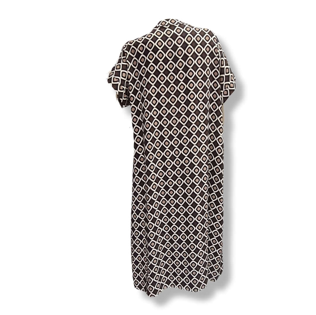 Kleid in Kaftan Look in der Farbe Braun Weiss Beige in Geometrie Look. Seitliche Schlupftaschen und Stehkragen
