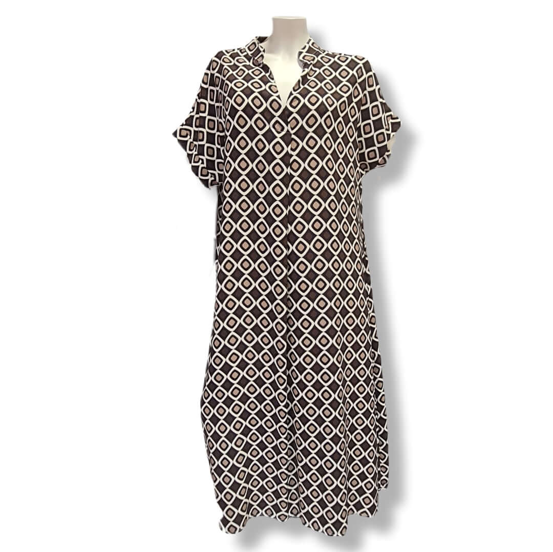 Kleid in Kaftan Look in der Farbe Braun Weiss Beige in Geometrie Look. Seitliche Schlupftaschen und Stehkragen