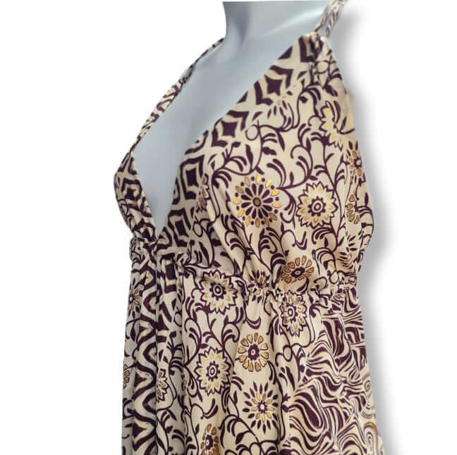Tiefes Dekolteé indisches Kleid Farbe Gold Beere