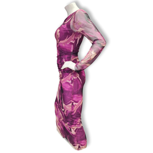 Coole Kleid aus Meshstoff in der Farbe Magenta mit Wishdruck aus Sand und Braun. Lange transparente Ärmel und Bauchwegfalten.