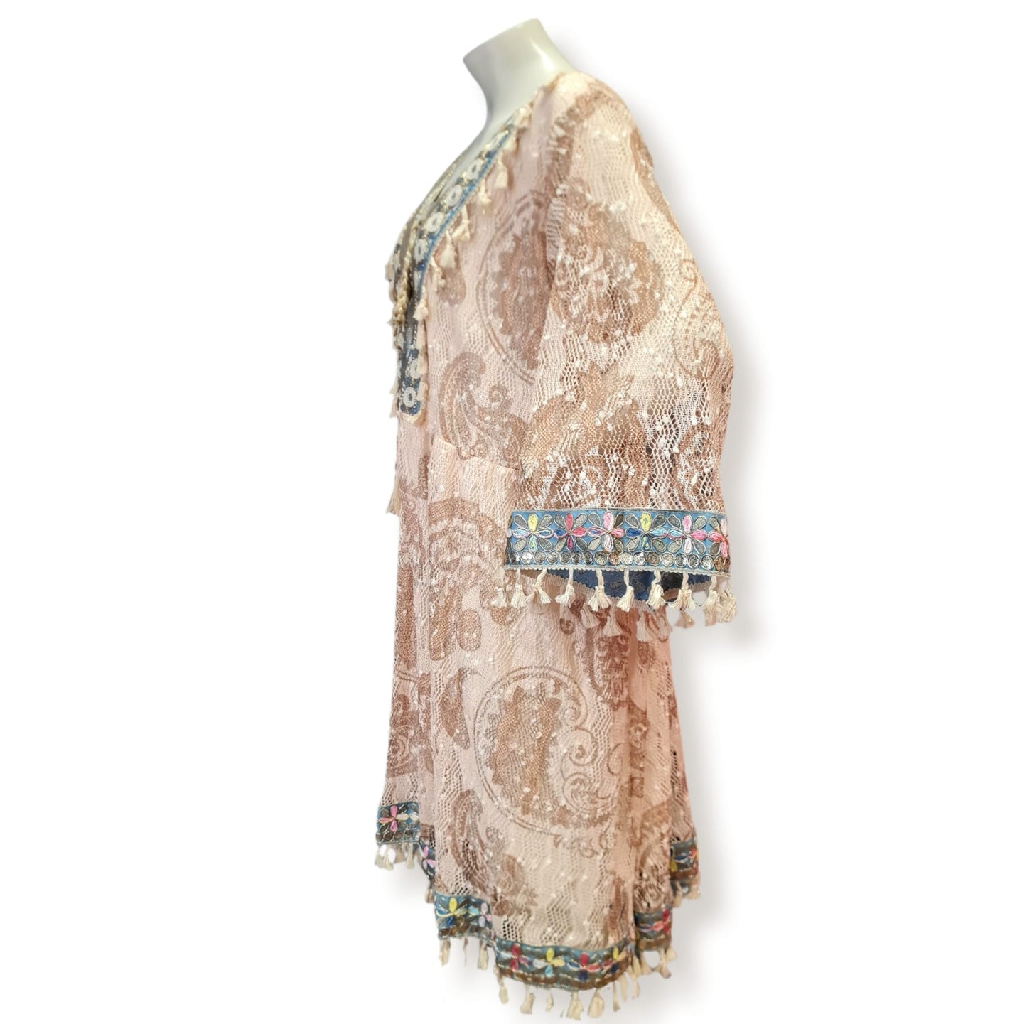 Das Kleid Orphea ist ein elegantes und lässiges Kleid in den Farben Beige, Gold und Blau. Mit einer Länge von 70 cm und einem weiteren, lässigen Schnitt bietet es einen hohen Tragekomfort. Durch den hohen Anteil an Viskose, Baumwolle und Polyester ist es zudem angenehm auf der Haut. Die Spitzenverzierung verleiht dem Kleid eine besondere Note. Perfekt für jeden Anlass. Seitenansicht.