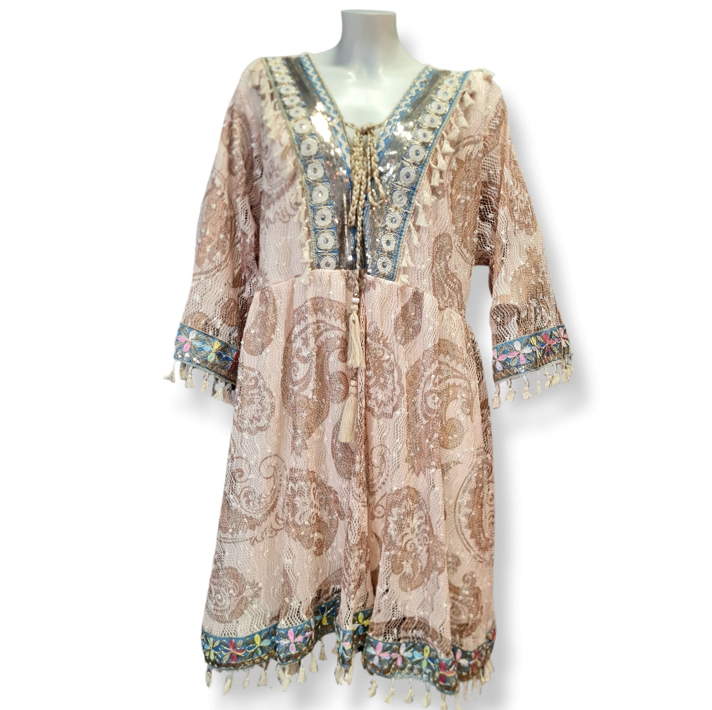 Das Kleid Orphea ist ein elegantes und lässiges Kleid in den Farben Beige, Gold und Blau. Mit einer Länge von 70 cm und einem weiteren, lässigen Schnitt bietet es einen hohen Tragekomfort. Durch den hohen Anteil an Viskose, Baumwolle und Polyester ist es zudem angenehm auf der Haut. Die Spitzenverzierung verleiht dem Kleid eine besondere Note. Perfekt für jeden Anlass. Vorderansicht.