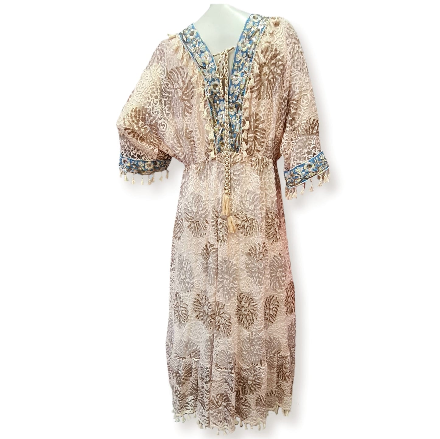 Das Kleid Orphea ist ein stilvolles und bequemes Kleid in Beige, Gold und Blau. Mit einer Länge von 70cm und einem lässigen Schnitt bietet es höchsten Tragekomfort. Durch den Anteil von 40% Viskose, 30% Baumwolle und 30% Polyester ist es zudem angenehm auf der Haut. Perfekt für jeden Anlass. Rückenansicht