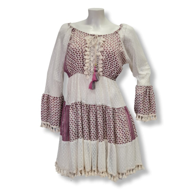 Ein Kleid in Bohostyle in der Farbe Beige und Himbeere. Das Design ist mit mehreren Stoffbahnen und Klöppelarbeiten versehen. In Kurzlänge.