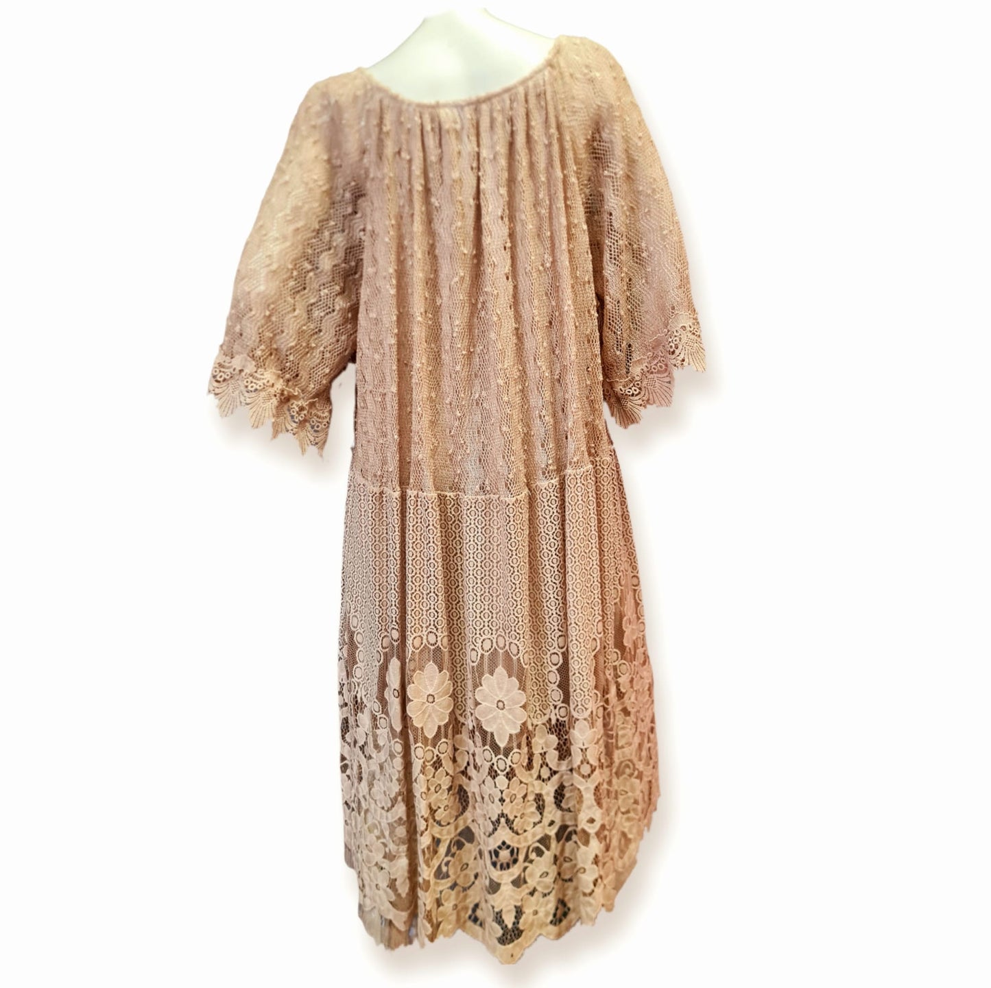 Entdecken Sie unser neues Kleid Sophia in der trendigen Farbe Khaki. Das Kleid ist aus einer hochwertigen Mischung aus 40% Baumwolle, 20% Viskose und 40% Polyester gefertigt und überzeugt durch seine Spitzenverzierungen. Mit einer Länge von 70cm und einem weiten, lässigen Schnitt ist es sowohl bequem als auch stylish. Rückenansicht.