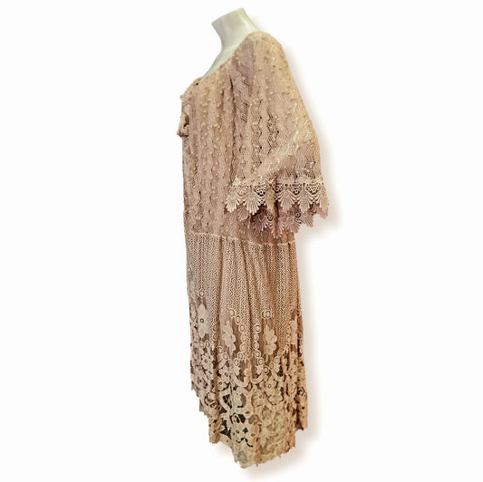 Entdecken Sie unser neues Kleid Sophia in der trendigen Farbe Khaki. Das Kleid ist aus einer hochwertigen Mischung aus 40% Baumwolle, 20% Viskose und 40% Polyester gefertigt und überzeugt durch seine Spitzenverzierungen. Mit einer Länge von 70cm und einem weiten, lässigen Schnitt ist es sowohl bequem als auch stylish. Seitenansicht.