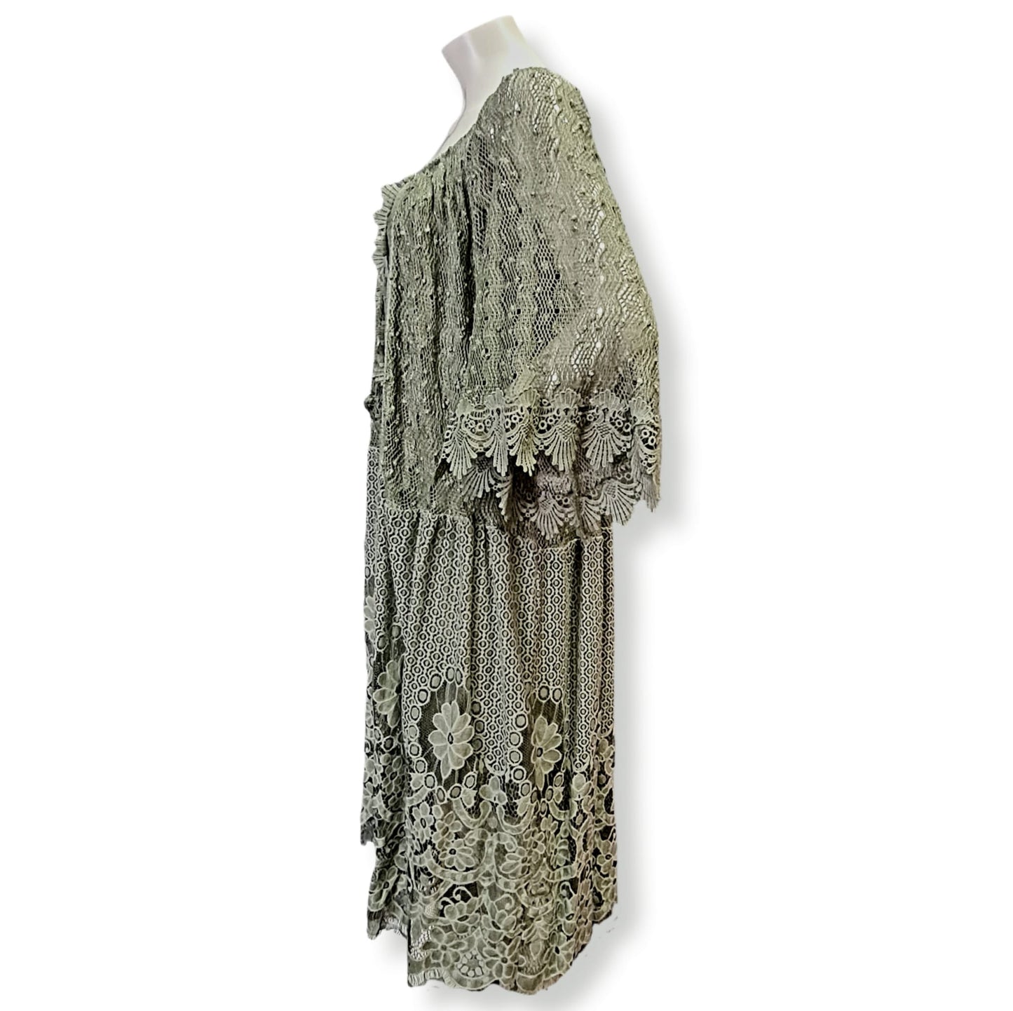 Dieses wunderschöne Kleid Sophia in Olive vereint die Vorteile von 40%Baumwolle, 20%Viskose und 40%Polyester, wodurch es nicht nur angenehm zu tragen ist, sondern auch lange Farbechtheit und Langlebigkeit verspricht. Der lässige Schnitt und die Länge von 70cm machen es zum perfekten Begleiter für jeden Anlass. Seitenansicht.