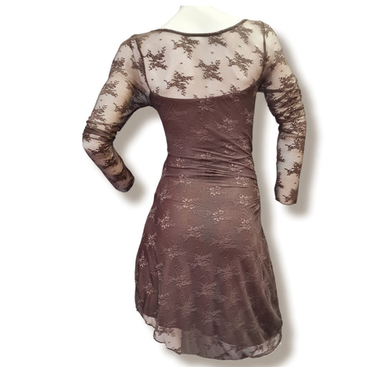 Ein braunes Schlaukleid mit Spitzeneinsatz und Ärmel lang komplett aus Spitze Rundhals