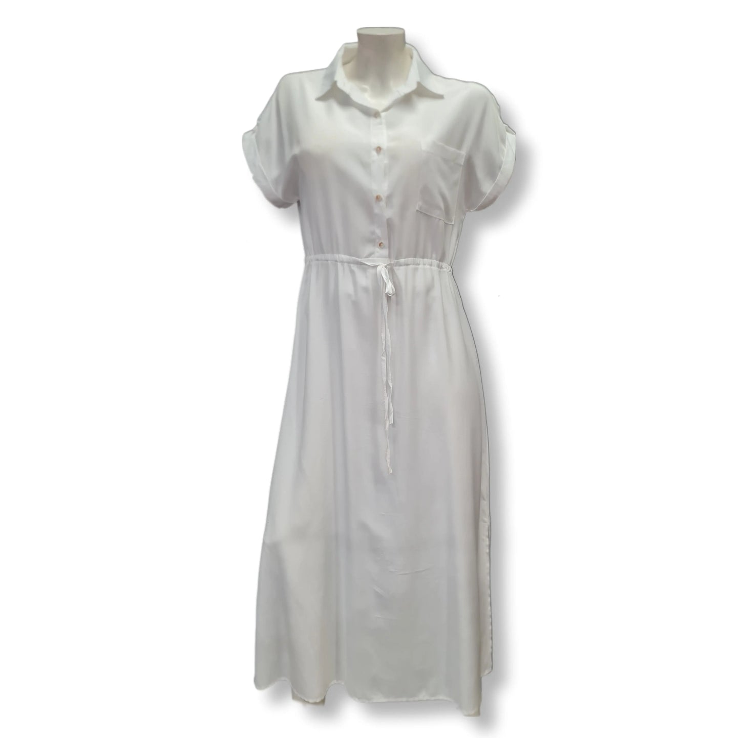 Hemdblusenkleid in der Farbe Weiss mit kurzen Krempelärmel und Knopfleiste. Verstellbaren Tailienzug und seitlichen Schlitz in Maxilänge