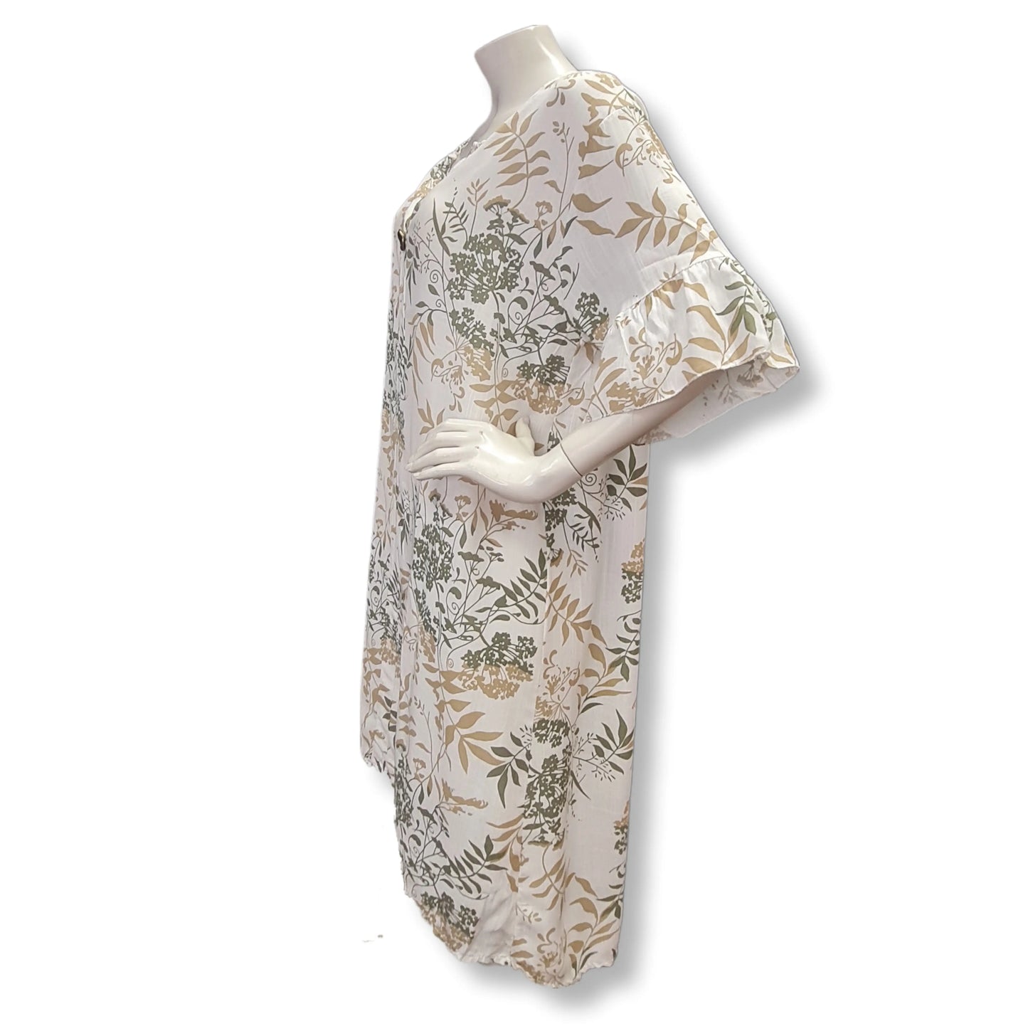 Sommerkleid aus 100% Viskose mit großen Blumendruck in der Farbe Olive und Beige auf weissen Stoff. Mit Rundhalsausschnitt und Zierknopf und Kurzen Volantärmel