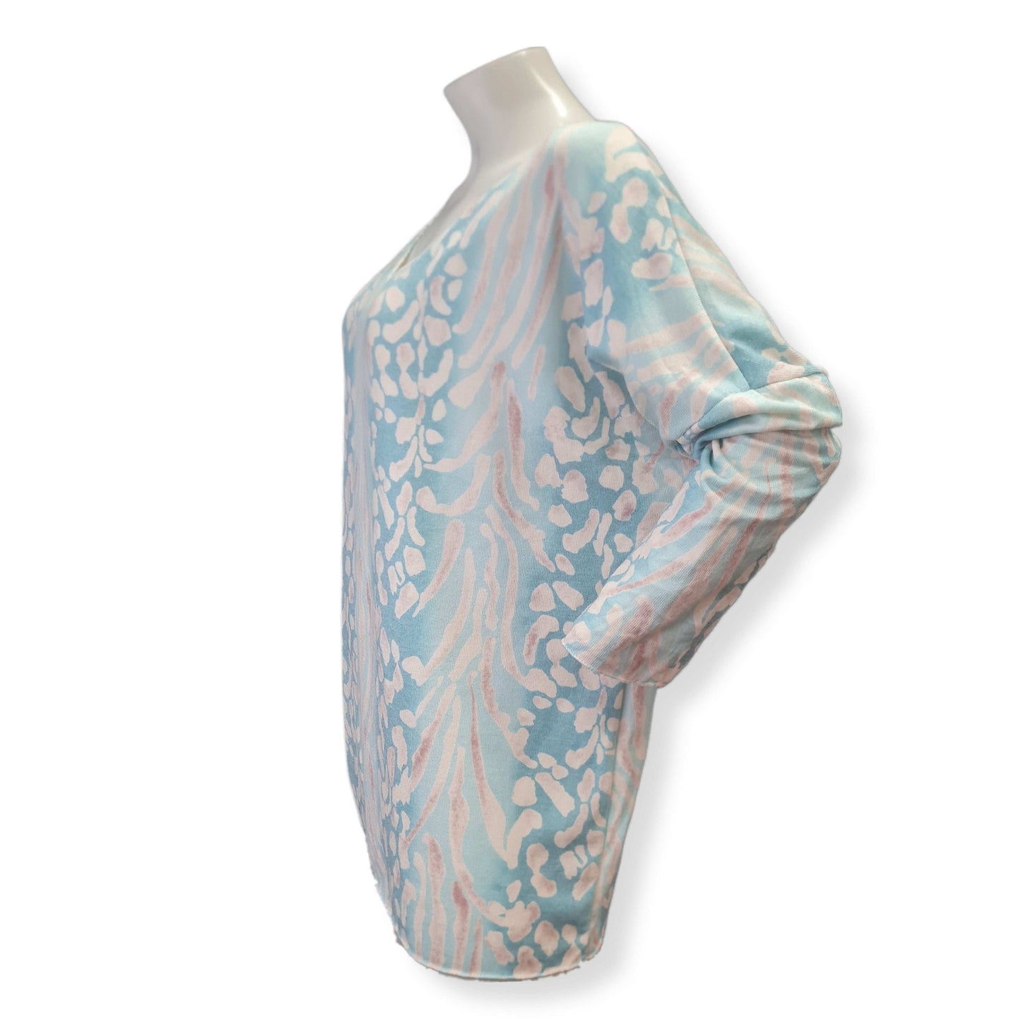 Langarm Shirt mit V-Ausschnitt mit Fantasy Animal Print Druck in der Farbe Softblau mit Beige.