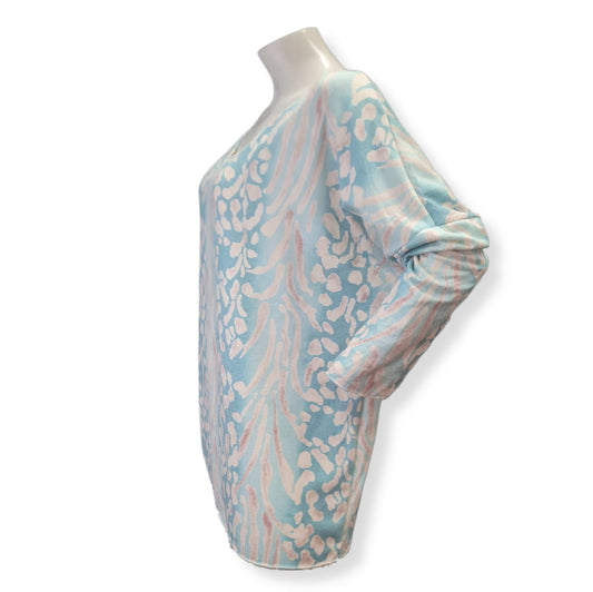 Langarm Shirt mit V-Ausschnitt mit Fantasy Animal Print Druck in der Farbe Softblau mit Beige.