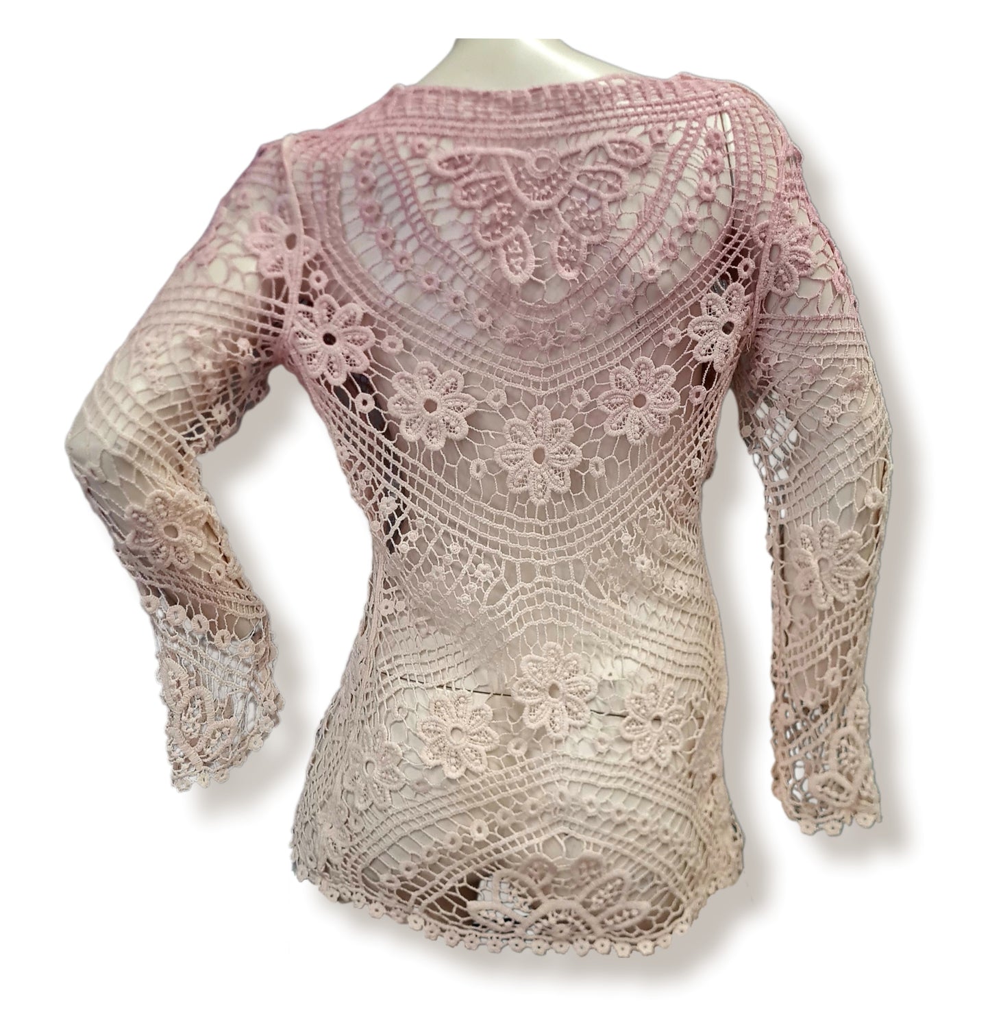 Langarm Shirt in feinster Häkelausführung. Mit Blumenmuster integral und in einen Farbverlauf von Beige auf Rosa um den runden Halsausschnitt zu betonen. Made in Italy.