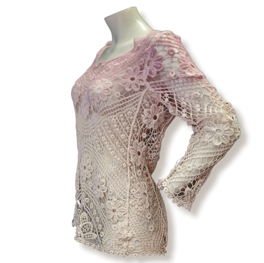 Langarm Shirt in feinster Häkelausführung. Mit Blumenmuster integral und in einen Farbverlauf von Beige auf Rosa um den runden Halsausschnitt zu betonen. Made in Italy.