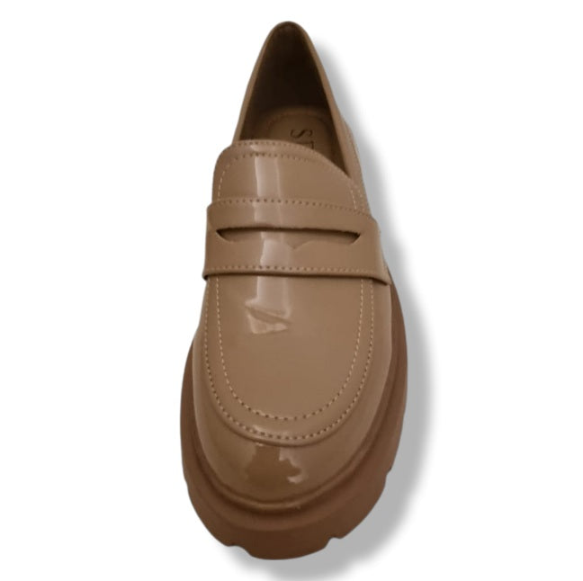 Loafer Schuh in Schlupfform in der Farbe Sand in Lackoptik , Sohle in der gleichen Farbe.