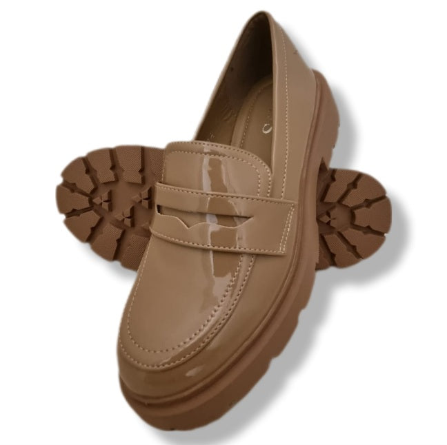 Loafer Schuh in Schlupfform in der Farbe Sand in Lackoptik , Sohle in der gleichen Farbe.