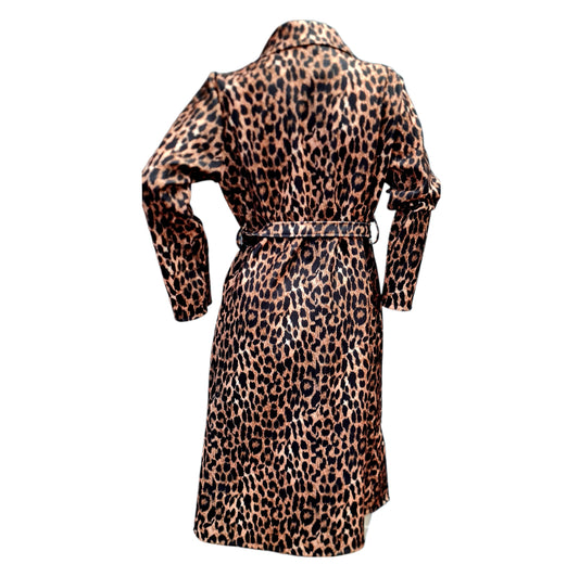 Ein Mantel kompelt mit leomusterung