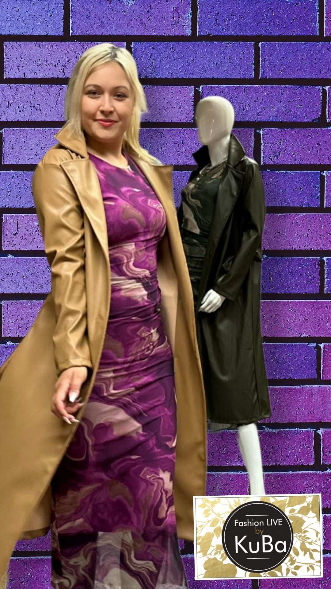 junges Model mit blonden Haar trägt das Magenta Kleid und darüber einen Mantel in der Farbe coganc