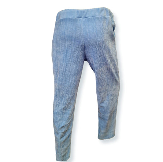 Erleben Sie höchsten Tragekomfort mit der Pant Loretta Blau! Der breite Gummibund mit Kordel sorgt für einen bequemen Sitz, während das Material aus 76% Viskose, 21% Nylon und 3% Elasthan für eine sportlich-elegante Optik und maximale Bewegungsfreiheit sorgt. Perfekt für jeden Tag! Hinteransicht