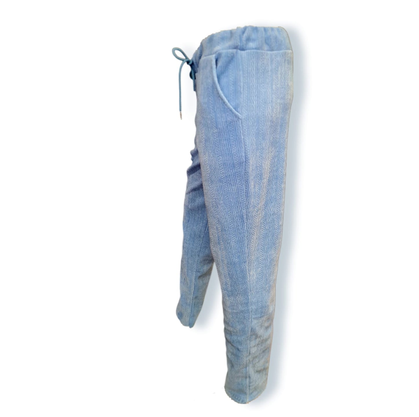 Erleben Sie höchsten Tragekomfort mit der Pant Loretta Blau! Der breite Gummibund mit Kordel sorgt für einen bequemen Sitz, während das Material aus 76% Viskose, 21% Nylon und 3% Elasthan für eine sportlich-elegante Optik und maximale Bewegungsfreiheit sorgt. Perfekt für jeden Tag! Seitenansicht.