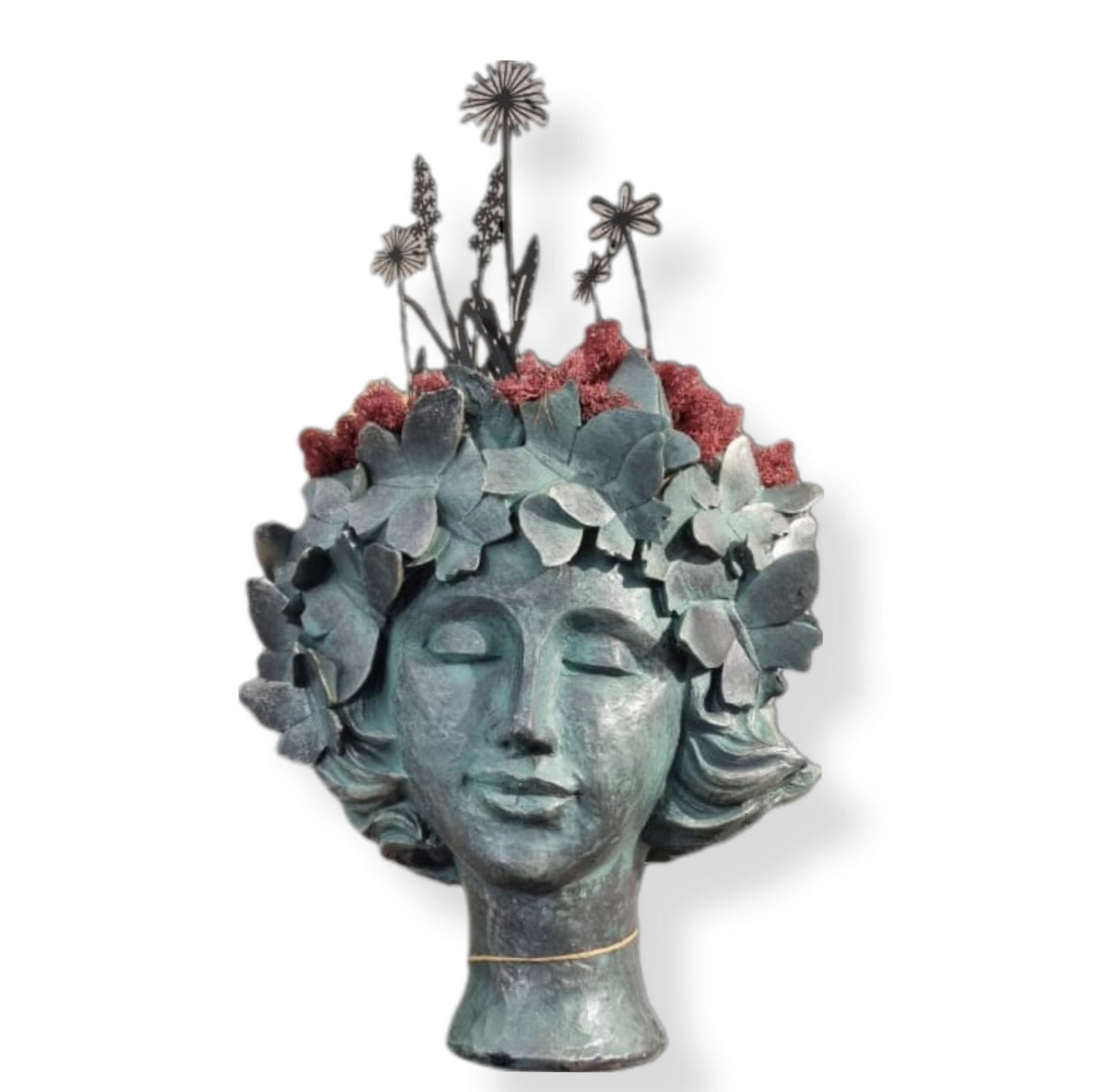 Diese Sommer Pflanzköpfe sind aus Polyresine mit Broncefinish gefertigt und der absolute Hingucker in jedem Garten. Die elegante Form des Madame Butterfly Pflanztopfs verleiht Ihrem Außenbereich eine besondere Note. Lassen Sie Ihre Pflanzen in diesem stilvollen und strapazierfähigen Pflanzkopf erblühen. B33 H27 T36cm. Frontansicht mit Moss in Rot befüllt und Metallblumen.