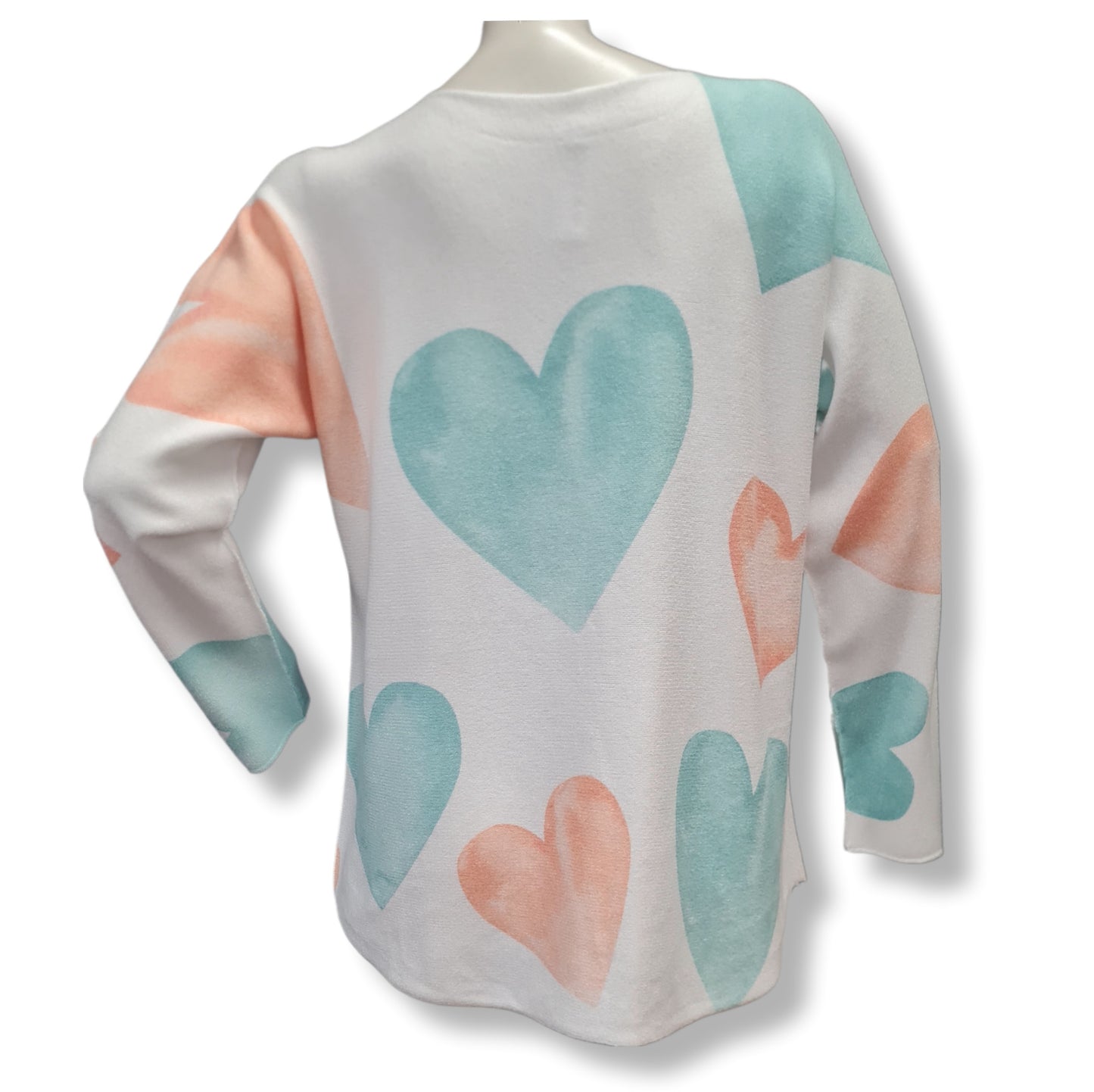 Ein Feinstrickpulli mit Rundhals und abgerundenten Saum Mint und Orange Herzen großflächig auf weissen Untergrund