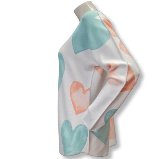 Ein Feinstrickpulli mit Rundhals und abgerundenten Saum Mint und Orange Herzen großflächig auf weissen Untergrund