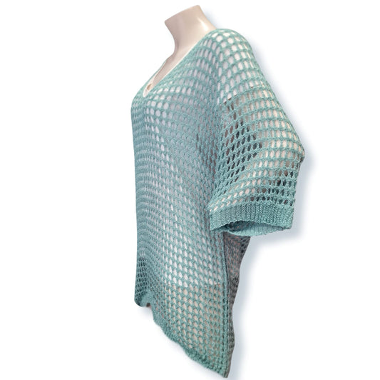 Dieser Häkelpulli in Mintfarbe ist aus 60% Acryl, 28% Viskose und 12% Nylon gefertigt. Sein lässiger, weiter Schnitt sorgt für einen bequemen Sitz. Der kurze Vorderteil und der lange Hinterteil bieten nicht nur einen interessanten Look, sondern auch mehr Bewegungsfreiheit. Perfekt für einen entspannten und stylischen Look! Seitenansicht.