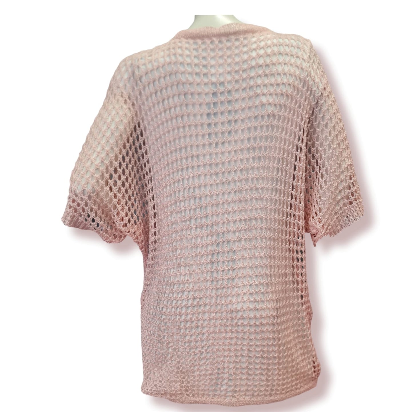 Unser Pulli Iris ist ein Hingucker in leuchtendem Rose. Hergestellt aus 60% Acryl, 28% Viskose und 12% Nylon bietet er einen lässigen, weiten Schnitt mit vorne kurzem und hinten langem Design. Perfekt für einen stilvollen und bequemen Look! Rückenansicht.