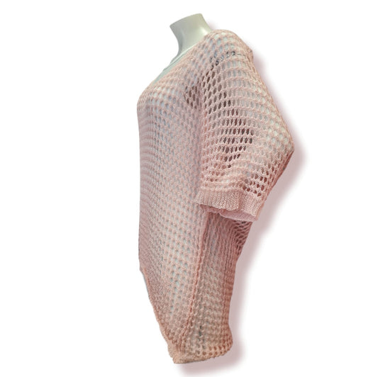 Unser Pulli Iris ist ein Hingucker in leuchtendem Rose. Hergestellt aus 60% Acryl, 28% Viskose und 12% Nylon bietet er einen lässigen, weiten Schnitt mit vorne kurzem und hinten langem Design. Perfekt für einen stilvollen und bequemen Look! Seitenansicht.