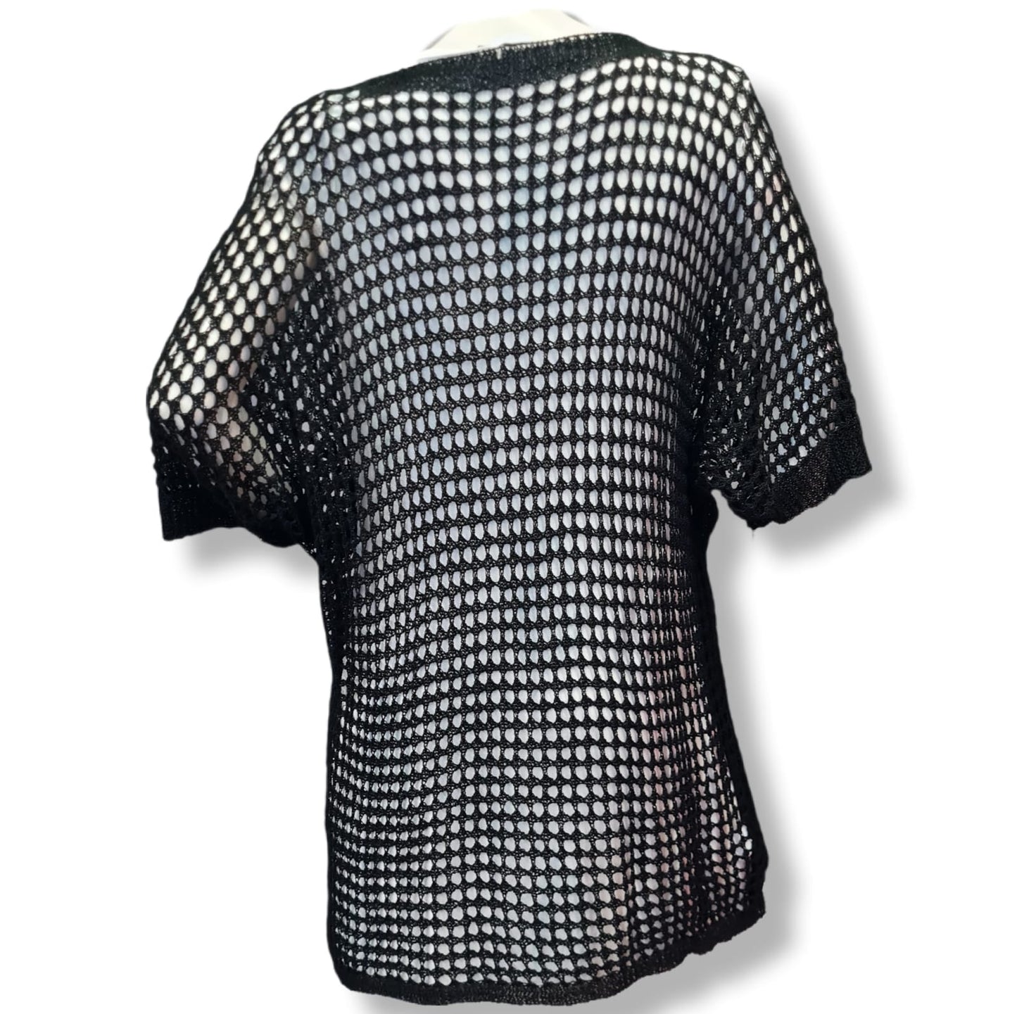 Entdecke den trendigen Pulli Iris! Der schwarze Häkelpulli besteht aus 60% Acryl, 28% Viskose und 12% Nylon und überzeugt durch seinen lässigen Schnitt. Vorne kurz und hinten lang geschnitten, verleiht er dir einen coolen Look. Hol ihn dir jetzt und setze ein Fashion Statement! Rückenansicht.