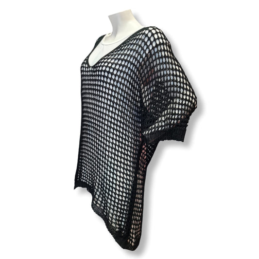 Entdecke den trendigen Pulli Iris! Der schwarze Häkelpulli besteht aus 60% Acryl, 28% Viskose und 12% Nylon und überzeugt durch seinen lässigen Schnitt. Vorne kurz und hinten lang geschnitten, verleiht er dir einen coolen Look. Hol ihn dir jetzt und setze ein Fashion Statement! Seitenansicht.