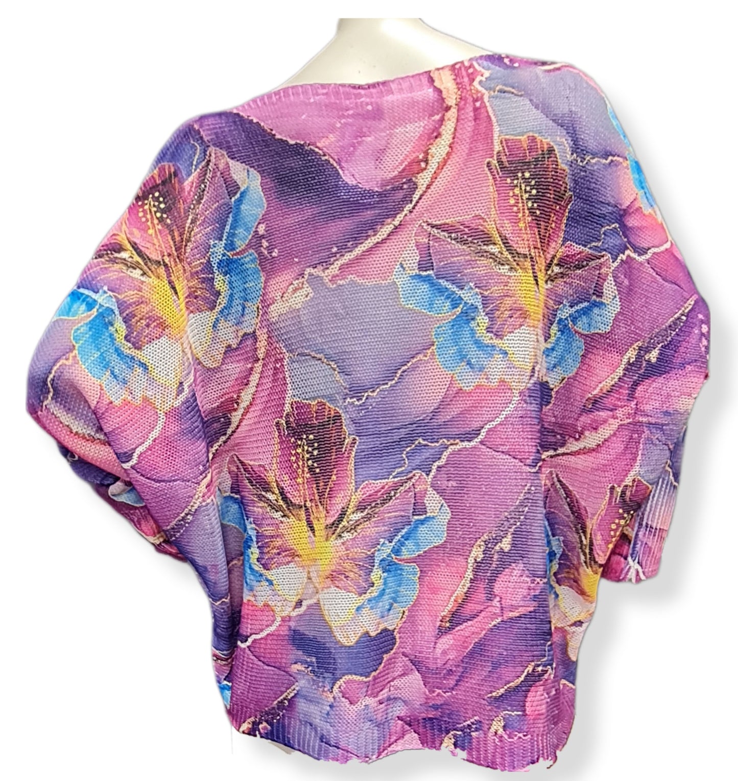 Strickpulli in der Farbe Pink Lila mit großen  Blumendruck mit Fledermausarm. Italienisch Mode mit Rundhalsausschnitt und langen Arm.