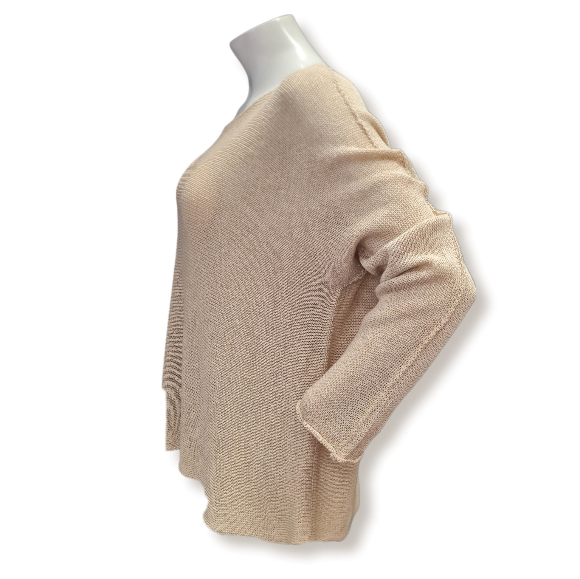 Basic Pullover hergestellt Made in Italy aus 100% Baumwolle.Rundum gestrickt mit Rundhals. In der Farbe Beige in leichten Sommergarn gestrickt.