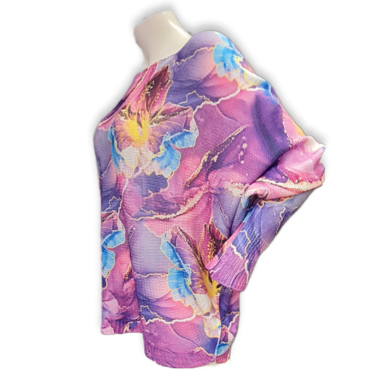 Strickpulli in der Farbe Pink Lila mit großen  Blumendruck mit Fledermausarm. Italienisch Mode mit Rundhalsausschnitt und langen Arm.